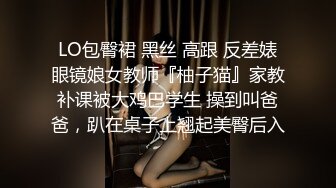 很火的家庭摄像头，美艳少妇搓完澡，哄儿子睡着了，就开始自慰，先是盖着被子不舒服踢开扣穴，手速比我还快！