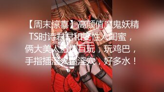 抄底漂亮少妇 和闺蜜一块逛街 看着特别干净的蓝白内内