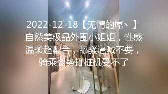 八月新流出厕拍大神潜入纸箱厂女厕全景近距离后拍??开叉牛仔裤厂花人美逼嫩