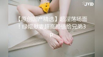 眼镜哥操大学女友，精致脸蛋，短裙翘臀诱惑，操了半天还是软趴趴的，真浪费