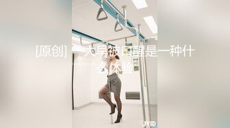 酒店和小18岁女友开房，电视放着【七龙珠】在床上却摸着女友的奶子 帮着发育奶子！