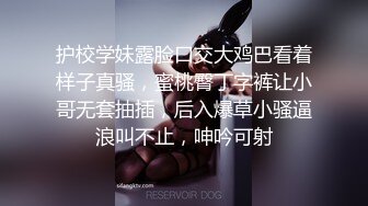 丰满青春妹妹凹凸起伏的诱人肉体趴在床上，极品浑圆翘臀忍不住上手