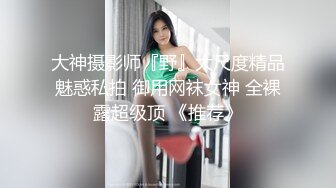 对面楼气质妹子一到晚上就在阳台全裸亮骚Y