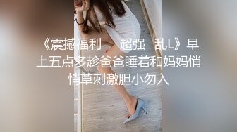 科技楼蹲守  白衣牛仔裤嫂子 稀疏的穴毛 肉乎乎的大肥B