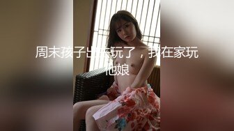 【新片速遞】 太牛逼了❤️蒸桑拿浴室里，大胆露出❤️小伙你就只顾着玩手机！