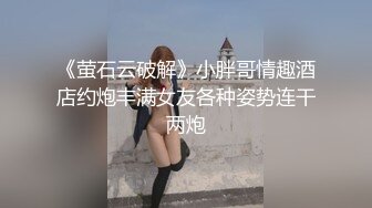 奶水小彤彤露脸陪狼友激情大秀，玩弄哺乳期的骚奶子挤奶给狼友喝，撩骚互动听指挥，掰开小骚逼给狼友看刺激