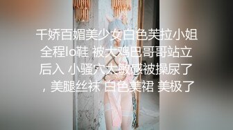 皮衣肉感风骚轻熟女 坐在身上拨弄大奶子 单腿黑丝揉穴调情 大屁股上位骑乘后入撞