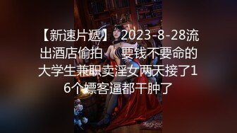 闷骚的良家小少妇，露脸被窝里跟狼友撩骚互动，慢慢展示开档丝袜，掰开给狼友看逼逼漏着骚奶子撩骚精彩刺激