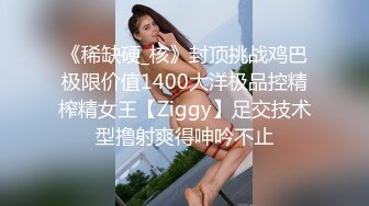 美女网红穿着白内丁字裤玩自拍