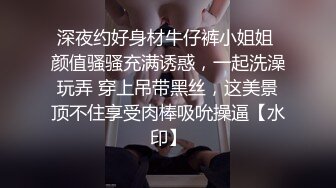 极品反差婊 平胸小美女与男友爱爱，后入抱着她狂艹，无套插嫩逼，近距离拍摄，超级刺激！