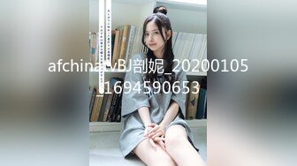 抄底一起逛街的三闺蜜 眼镜妹子最骚 透明蕾丝内内 屁沟逼毛清晰可见