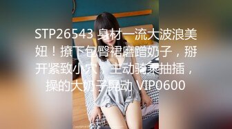 性感小美女全程露脸被小哥蹂躏，激情上位浪叫不止，让小哥压在身下爆草抽插，干了骚逼干小嘴后入干射屁股上