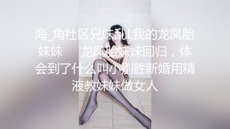 艺术女青年坐在马桶洗逼