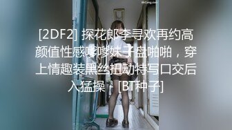  年轻小夫妻各玩各的，白虎穴龟头在上面不停的摩擦，撸硬就想玩深喉