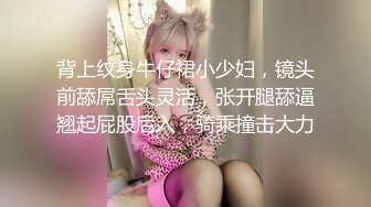 《极品CP魔手外购》色胆包天坑神潜入某公司女厕独占坑位隔板缝中实拍超多美女小姐姐方便，脸逼同步前后拍太顶了 (4)