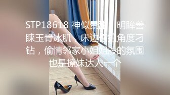  周末去邻居家串门发现男主人不在家偷窥女主人刚洗完澡换衣服