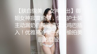 妹子水蜜桃形大奶双指深抠粉嫩无毛逼高潮后玩3P