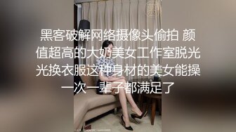 土豪的小狗儿，舔脚舔上瘾了，‘你今天没抹口红么’，‘抹了，不是很浓，是那种唇彩’！