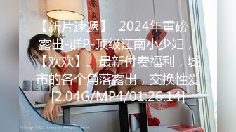 生完孩子的小婊妹露脸镜头前的诱惑，奶大逼肥风骚翘臀老公不在家陪狼友撩骚，全裸自慰骚逼看白浆流出真刺激