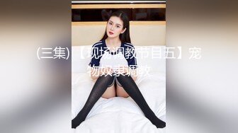 《绿帽淫妻✿新瓜速吃》淫荡女人的终极梦想，自己被老公蒙上眼睛，岔开双腿躺着，房间里一群男人排着队，而自己老公在旁边看着