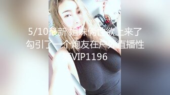 知识分子模样的年轻小夫妻休息在家自拍沙发上做爱往小肥逼来点油润滑一下好插入