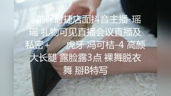 只穿着一件裹胸黑衣的性感大长腿美女 下体逼毛黑黝黝