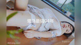 170CM眼镜美妞大战头套男，超细美腿吊带肉丝，毛毛浓密假屌伺候，扶着JB挺入抽送，应观众要求换上黑丝，双腿肩上扛激情爆操