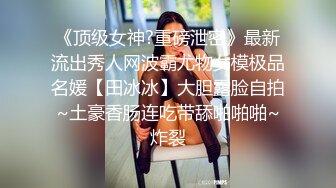 吊钟大奶风骚女友的无限诱惑，跟狼友互动撩骚听指挥，自己吃骚奶子撅着屁股看逼逼，自己抠穴浪叫呻吟好骚啊