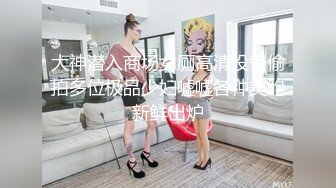 被大哥草服的小女人，全程露脸舔弄大鸡巴样子好骚，被大哥无套爆草，各种体位蹂躏抽插，射在肚子上真的刺激