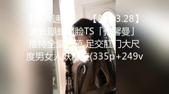 吊钟大奶风骚女友的无限诱惑，跟狼友互动撩骚听指挥，自己吃骚奶子撅着屁股看逼逼，自己抠穴浪叫呻吟好骚啊