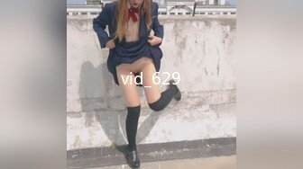 坑神潜入国内某购物广场女士WC现场实拍多名妹子上厕所多视角特写牛仔裤丸子头漂亮美女稀毛一线天馒头B太诱人