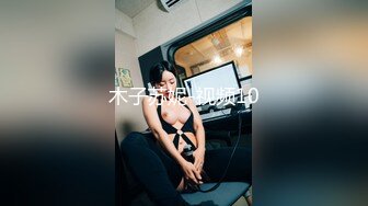 爆乳眼镜小美女，按着脑袋一顿插嘴，无毛干净粉嫩小穴，啪啪啪爆操，浴室尿完尿，再继续猛干