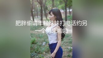 清纯文静美少女坐在马桶上插穴，玻璃棒进进出出，骚穴淫水流出