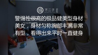 可爱的学生妹 穿着碎花短裙裙子下面是浅蓝色的无痕内裤，超薄的内裤勾勒出两片完美的鲍鱼形状