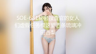 骚妈带着女儿一起直播大秀，露脸换上性感的黑丝漏奶情趣装刺激狼友，淫声荡语不断道具不停抽插骚穴好刺激