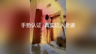 【新片速遞】 爆乳少妇让大哥在床上蹂躏，风骚的大屁股撅着给大哥舔鸡巴，让大哥压在身下爆草奶子乱晃，边打电话边草真骚