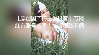 小区楼下女厕近距离偷窥红衣白裙美女的小黑鲍