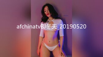 【新片速遞】 月亮般的美少女，舔鸡鸡有一套❤️ 涂得红红的性感嘴唇，吃鸡巴痒死了！