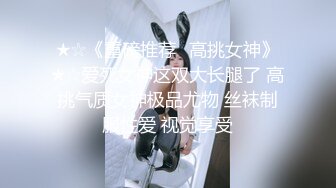 美容院老板娘看店的日常,店里无人自己在桌子後面发臊露奶,来个女客人按摩,忙着去招呼