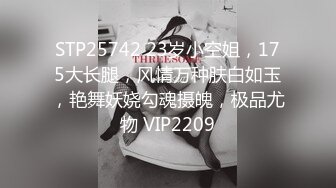  兼职女模特被色魔摄影师诱惑张开大腿玩B