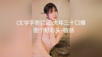 长发气质颇佳的颜值妹子，制服诱惑在真皮沙发上无套啪啪