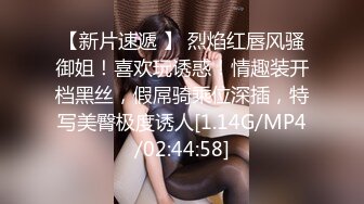 《极品CP魔手外购》商场女厕近景镜头先拍脸再拍逼，各种年轻美女小姐姐小少妇方便，大屁股潮妹透明内裤简直太骚了 (13)