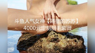 00后嫩妹脱光光贫乳翘起屁股看穴，给炮友带上套子插入